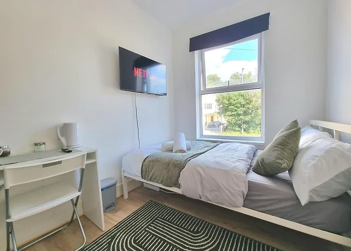 Easy Rooms, London Luton Airport -24 Hour Check-In